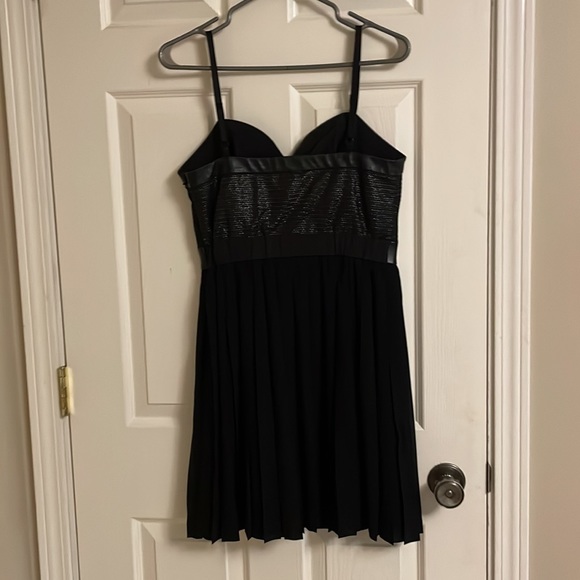 Short black dress. - Picture 4 of 4